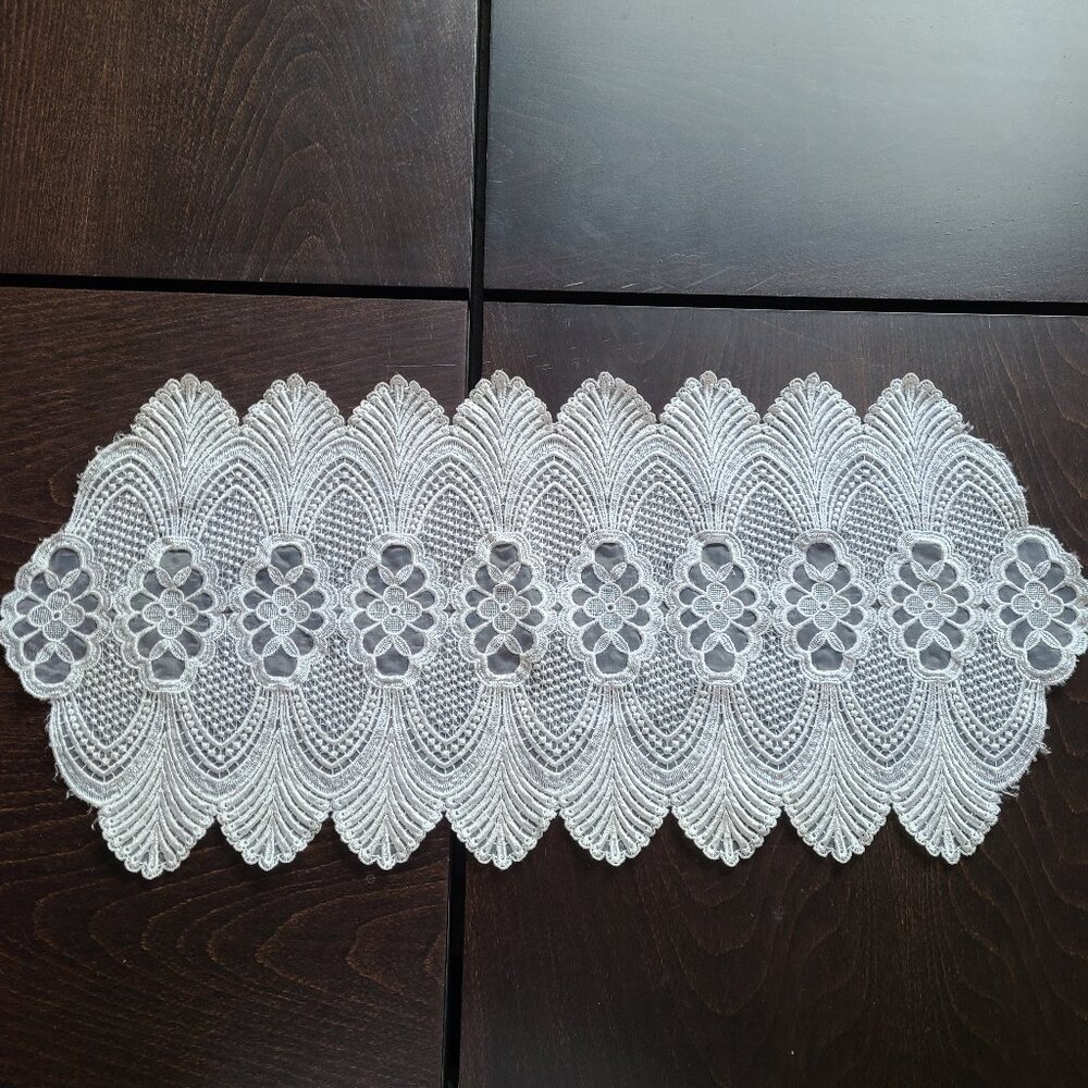 Long doily with floral design. Table runner.